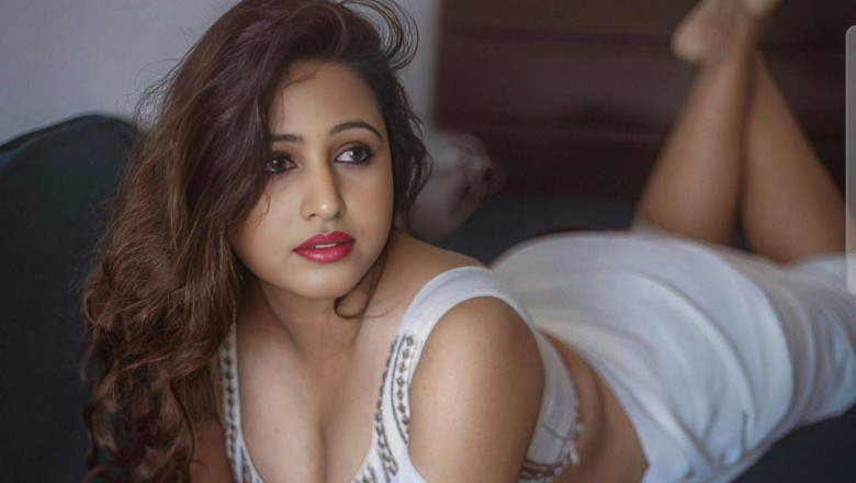 Meet Stunning Model Girls for Service