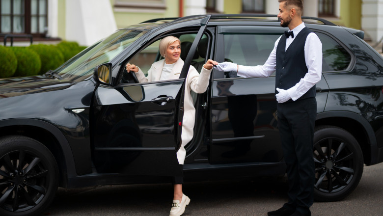 Premium Escalade Limo Rental Near You | Noor