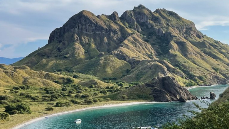 Why Boat Charters Are the New Way to Host Events and Celebrations: Komodo Boat Charter Edition