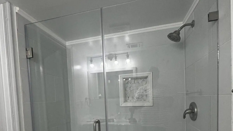 The Best Way to Clean Glass Shower Doors: A Step-by-Step Guide for a Streak-Free Shine