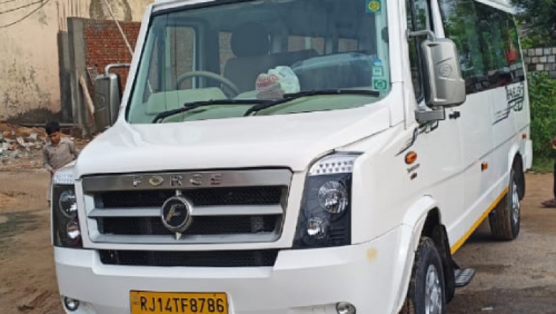 Experience Royal Travel with Maharaja Tempo Traveller Hire in Jaipur